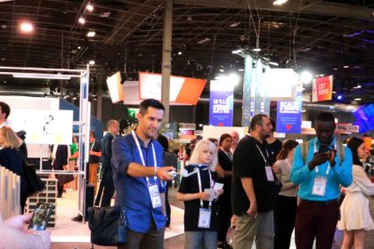 Des personnes autour de présentation d'innovation à VivaTech