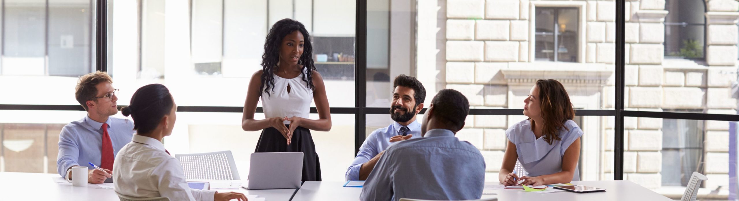 6 personnes de Schoolab discutent autour d'une table