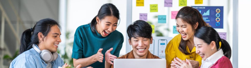 4 personnes de Schoolab applaudissent et regardent l'écran de l'autre collègue au bureau