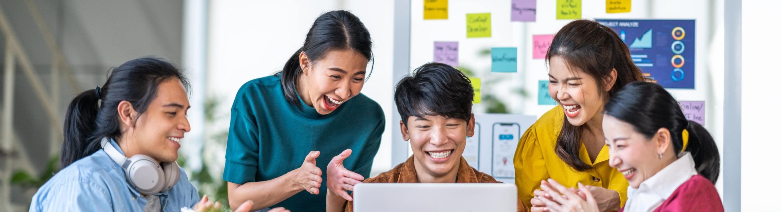 4 personnes de Schoolab applaudissent et regardent l'écran de l'autre collègue au bureau