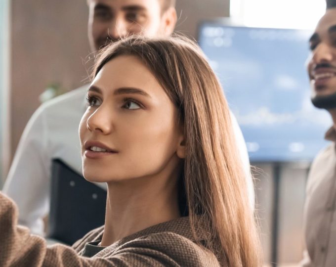 Une équipe de Schoolab trouve des solutions et les présente sur un tableau
