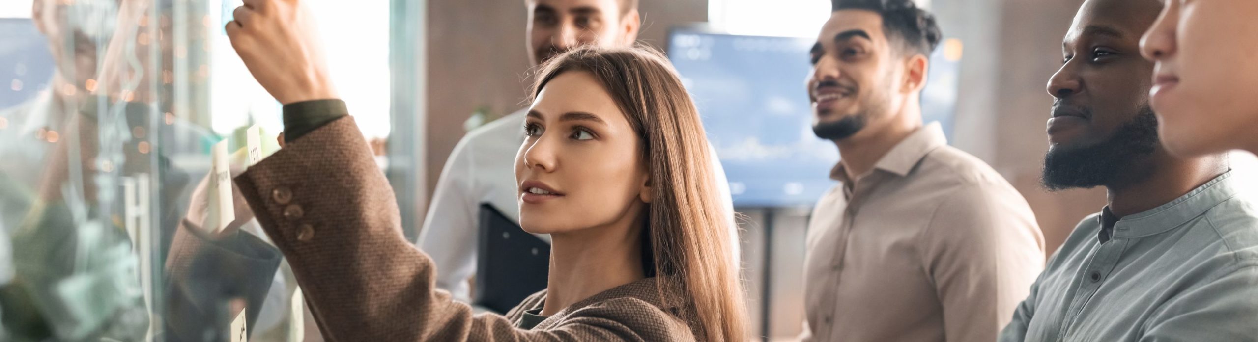 Une équipe de Schoolab trouve des solutions et les présente sur un tableau