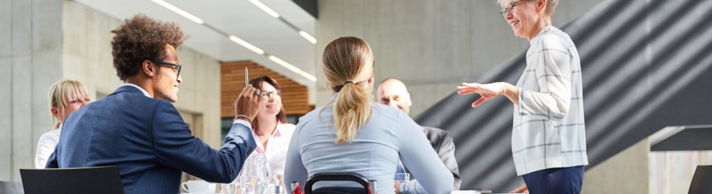 Une équipe de Schoolab échange des idées