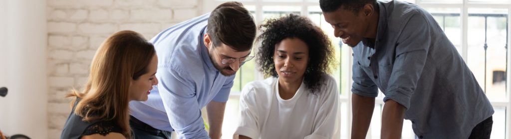 4 personnes de Schoolab échangent des idées au travail
