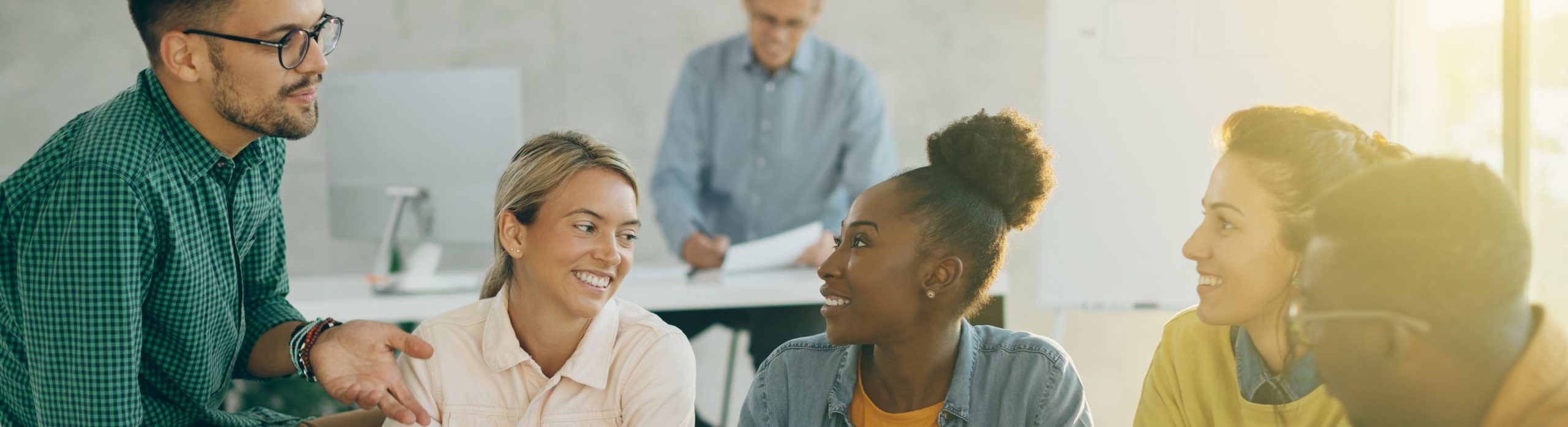 5 membres de l'équipe Schoolab collaborent ensemble sur un projet innovant