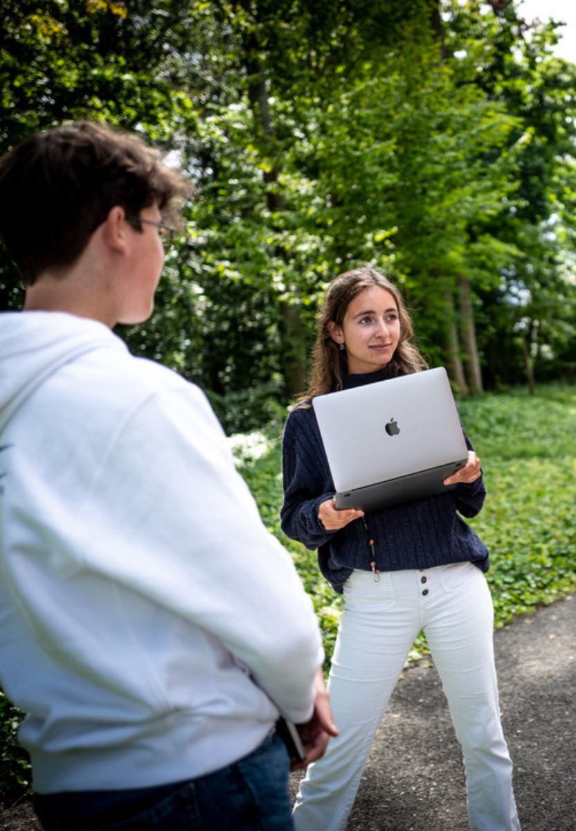 2 étudiants collaborent ensemble pour se préparer au monde du travail