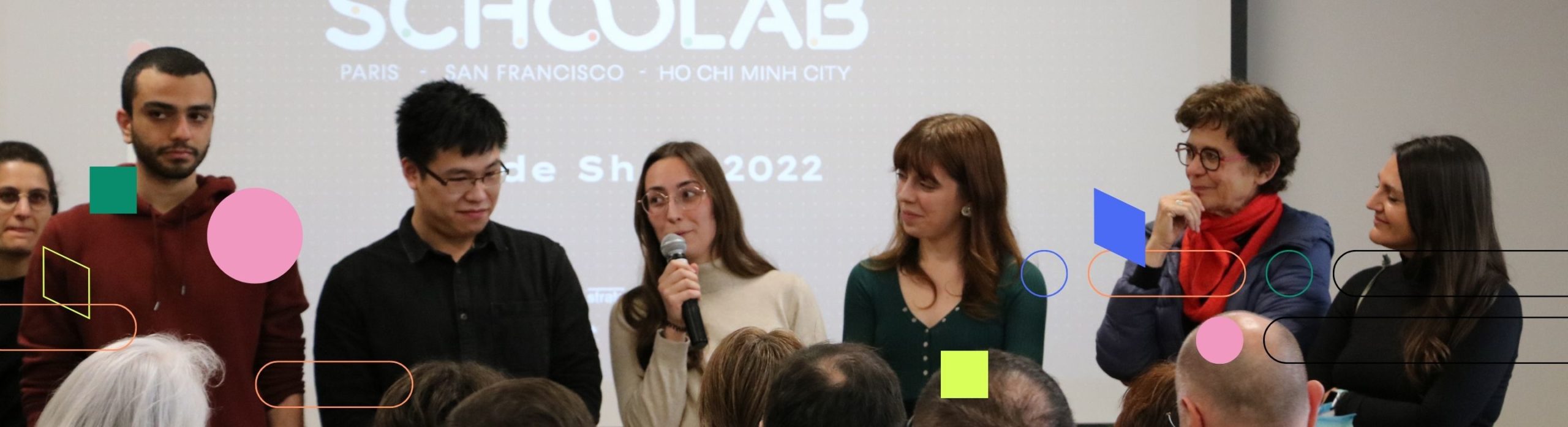 étudiants et collaborateurs qui présentent un projet innovant des grands groupes