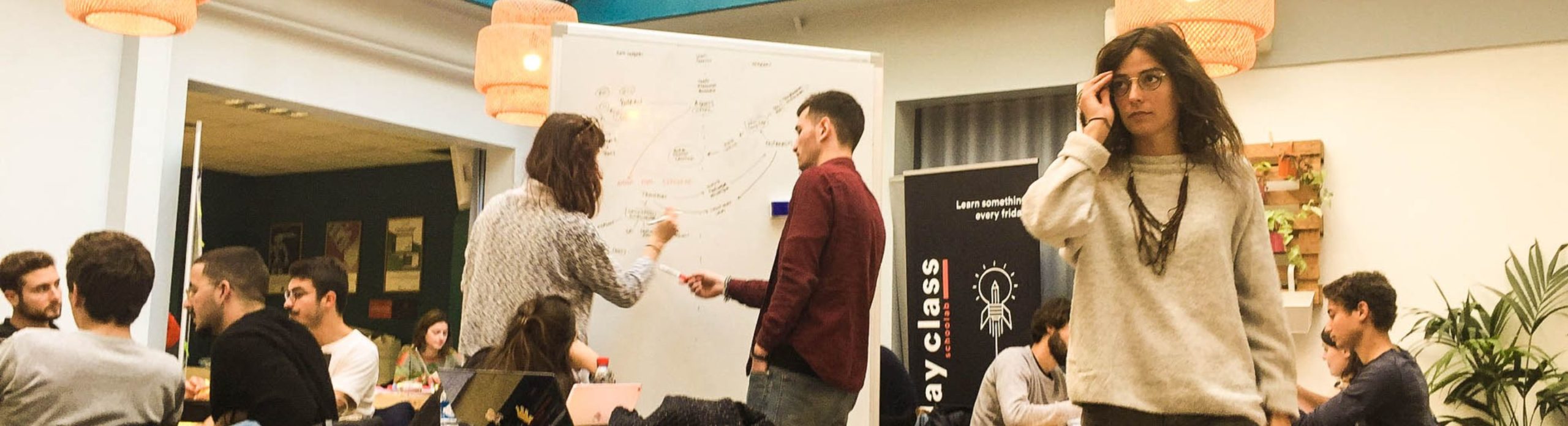 Membres de l'équipe Schoolab collaborent dans un Open Space