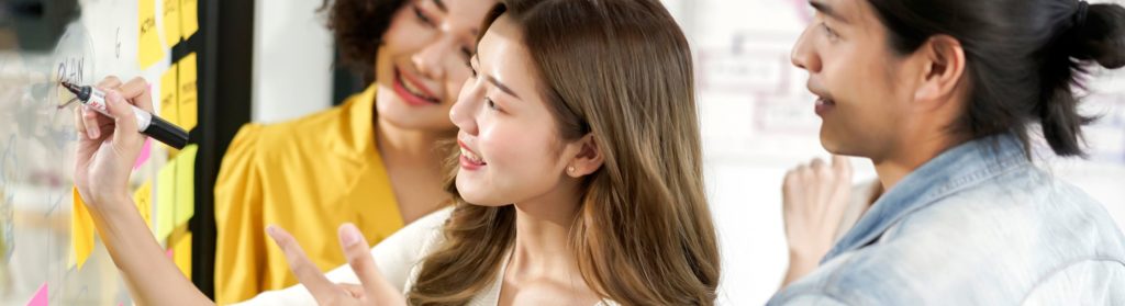 3 membres de l'équipe Schoolab qui collaborent ensemble sur une problématique innovative