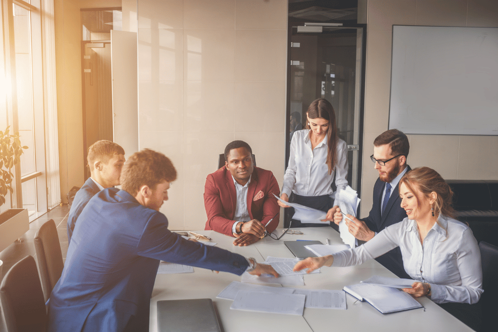 6 personnes assises autour d'une table