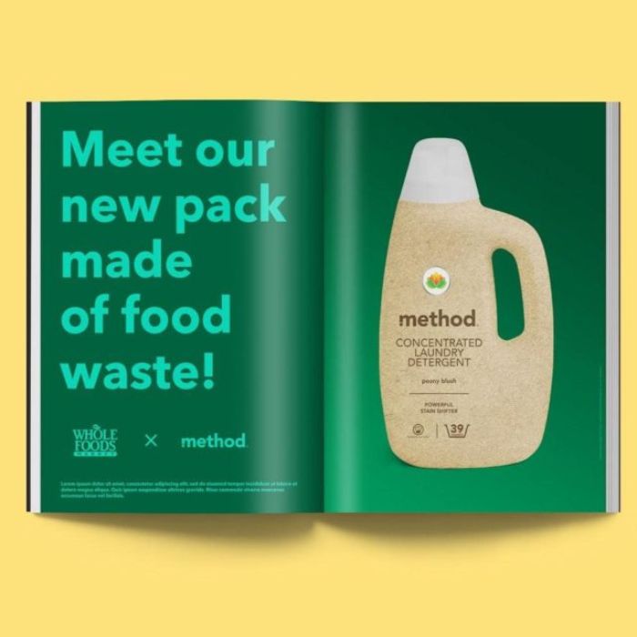Livre vert ouvert affichant à gauche le slogan Découvrez notre nouvel emballage fabriqué à partir de déchets alimentaires et affichant à droite un bidon de lessive créer à partir de déchets recyclés.