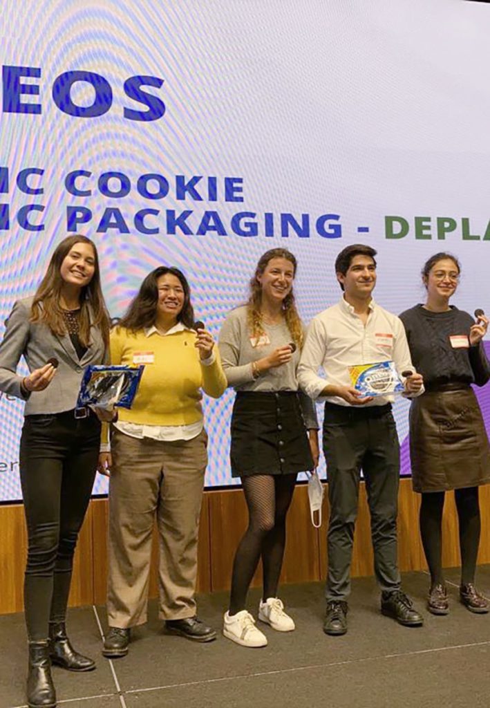 Photo de groupe présentant une équipe d'un programme étudiants.