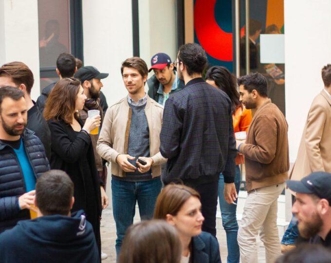 Des personnes de Schoolab dans la cour.