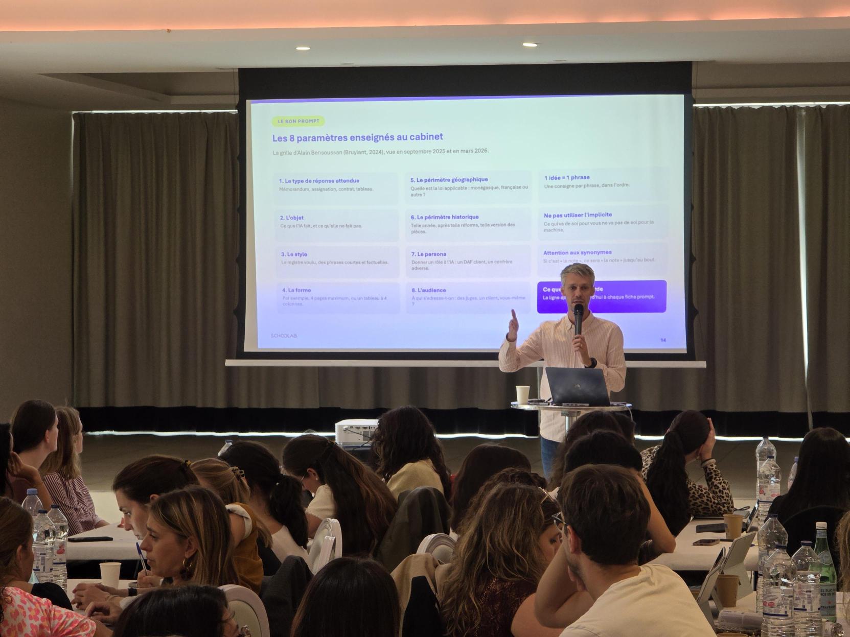 Collaborateurs de CMS Monaco travaillant sur des canevas lors du hackathon IA du cabinet d’avocats